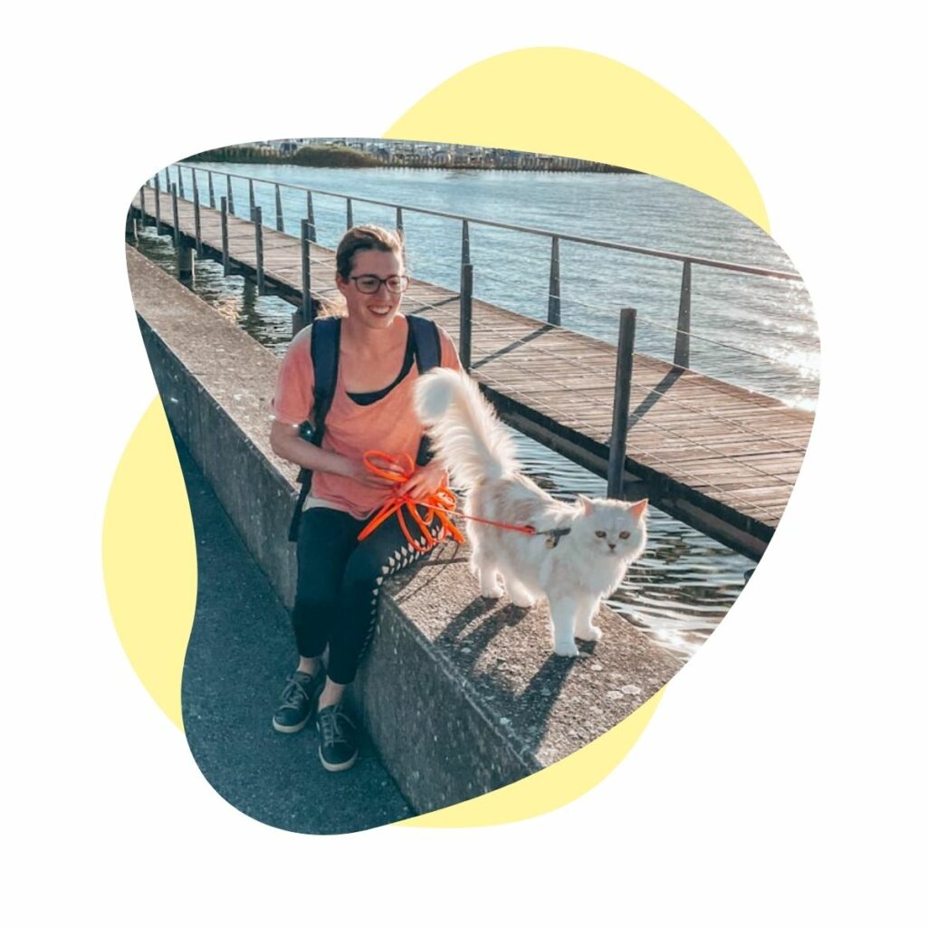 Katzentrainerin Christianne Gasser auf dem Katzenspaziergang