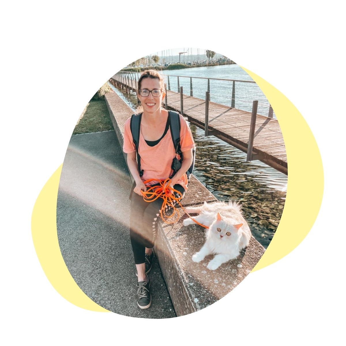 Katzentrainerin Christianne Gasser auf dem Katzenspaziergang mit Louis