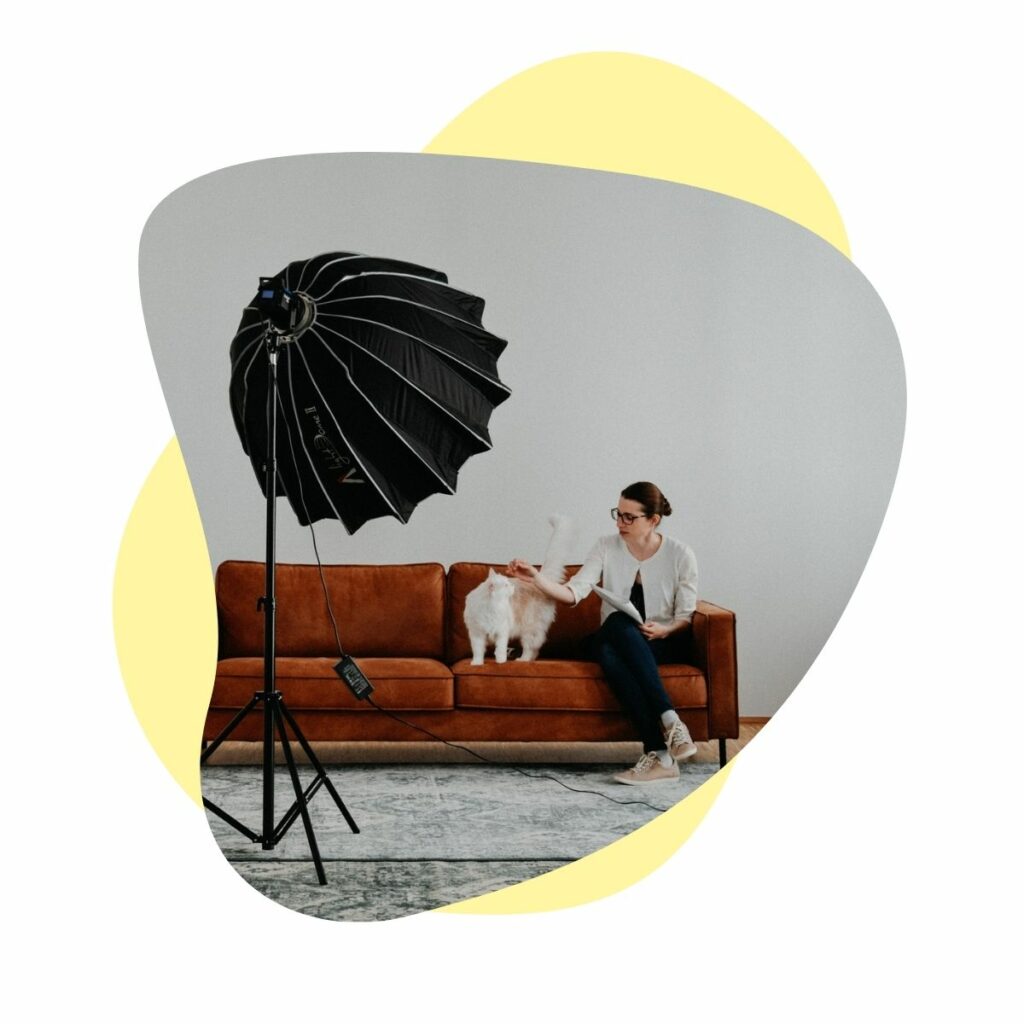 Chris sitzt mit Louis auf einem Sofa und wird gefilmt